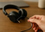 Kabelbruch am Kopfhörer erkennen durch Biegen des Kabels nahe am Stecker