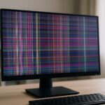 Monitor zeigt Streifen mit bunten Linien als typische Bildstörung