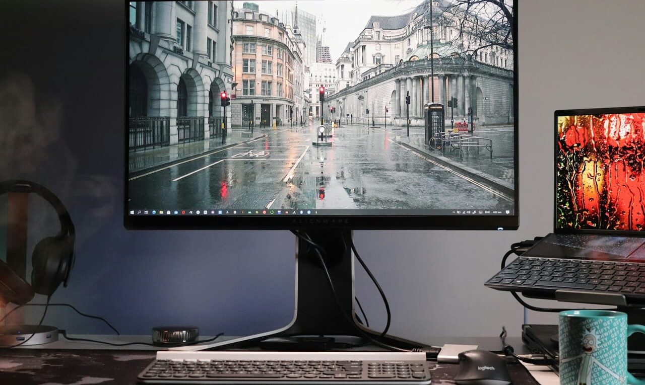 Monitorkabel prüfen – modernes PC-Setup mit Bildschirm und Zubehör