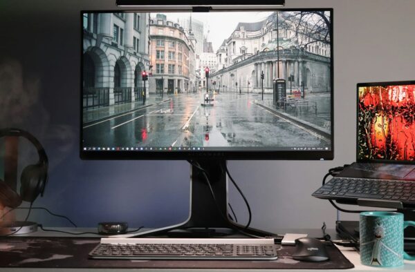 Monitorkabel prüfen – modernes PC-Setup mit Bildschirm und Zubehör