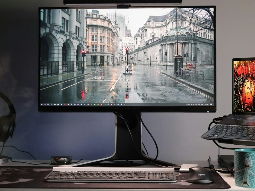 Monitorkabel prüfen – modernes PC-Setup mit Bildschirm und Zubehör