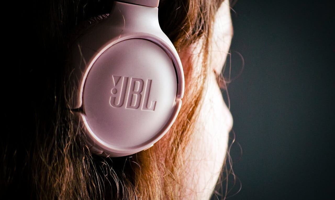 On-Ear Kopfhörer von JBL im Einsatz auf dem Ohr einer Frau