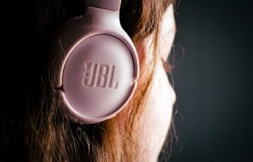 On-Ear Kopfhörer von JBL im Einsatz auf dem Ohr einer Frau