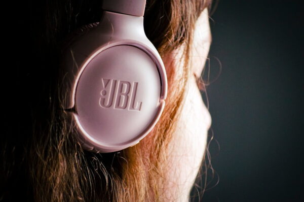 On-Ear Kopfhörer von JBL – Unterschiede zu In-Ear und Over-Ear On-Ear Kopfhörer von JBL im Einsatz auf dem Ohr einer Frau