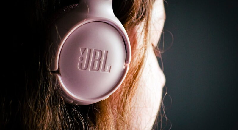 On-Ear Kopfhörer von JBL im Einsatz auf dem Ohr einer Frau