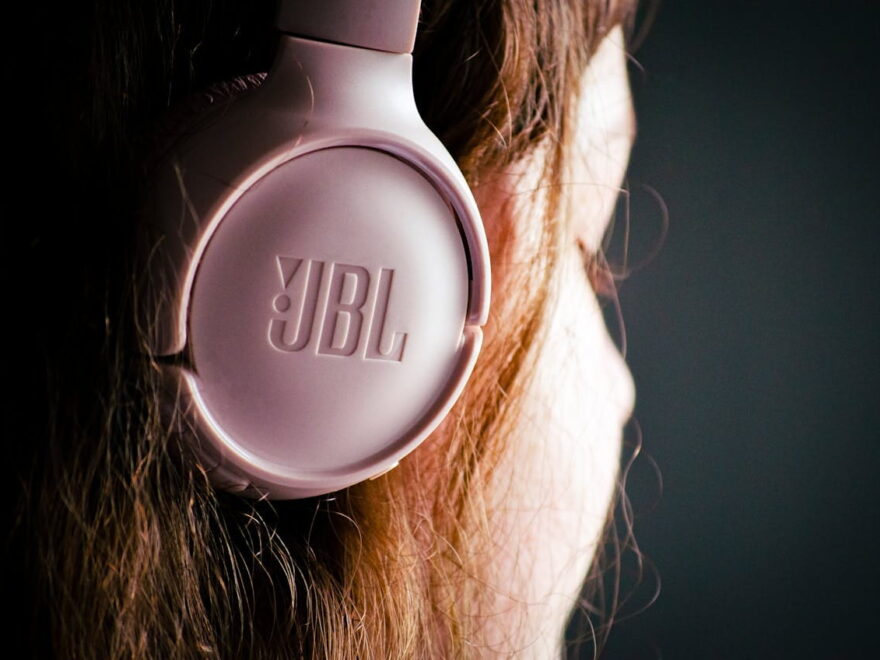 On-Ear Kopfhörer von JBL im Einsatz auf dem Ohr einer Frau