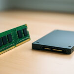 RAM-Riegel und SSD im direkten Vergleich auf einem Schreibtisch