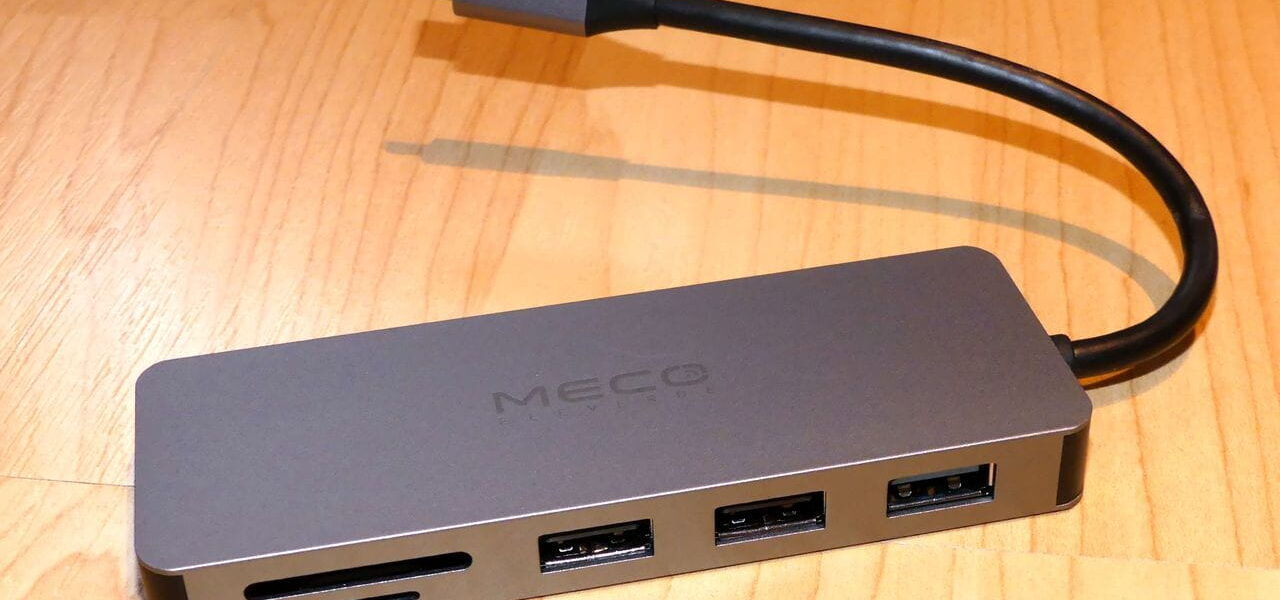 USB-C-Hub auf Holztisch als Beispiel für kompakte Laptop-Erweiterung