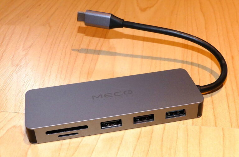 USB-C-Hub auf Holztisch als Beispiel für kompakte Laptop-Erweiterung
