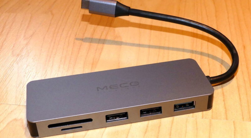 USB-C-Hub auf Holztisch als Beispiel für kompakte Laptop-Erweiterung