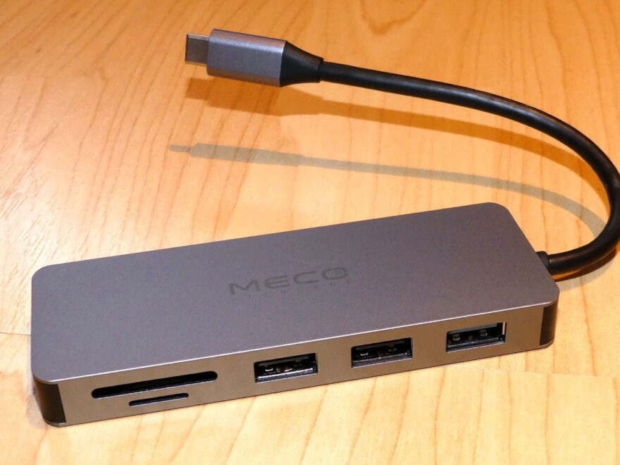 USB-C-Hub auf Holztisch als Beispiel für kompakte Laptop-Erweiterung