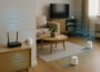 WLAN-Router mit Repeater und Mesh-System in einer Wohnung zur Veranschaulichung der Funktionsunterschiede.