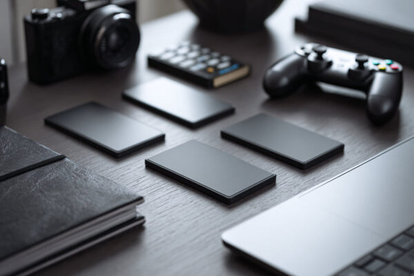 Externe SSDs für verschiedene Einsatzbereiche wie Gaming, Foto, Backup und Alltag auf einem Schreibtisch.