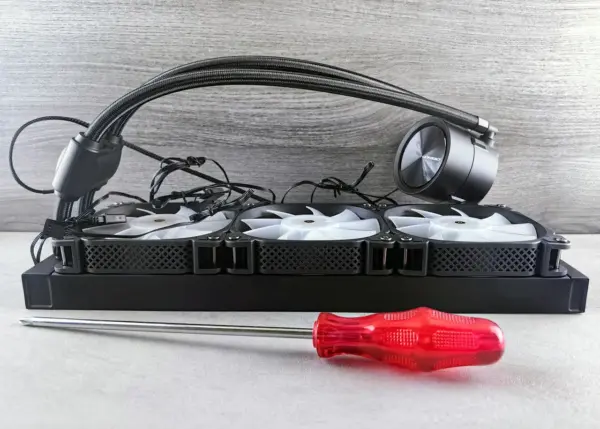 AIO-Wasserkühlung mit Radiator und Lüftern bei der Montage