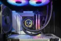 AIO-Wasserkühlung im PC mit Radiator, Pumpe und Schläuchen