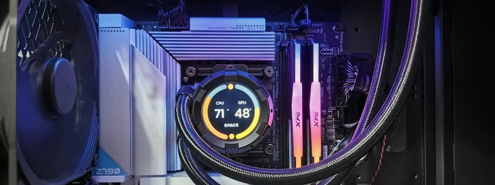 AIO-Wasserkühlung im PC mit Radiator, Pumpe und Schläuchen