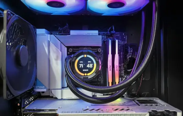 AIO-Wasserkühlung im PC mit Radiator, Pumpe und Schläuchen