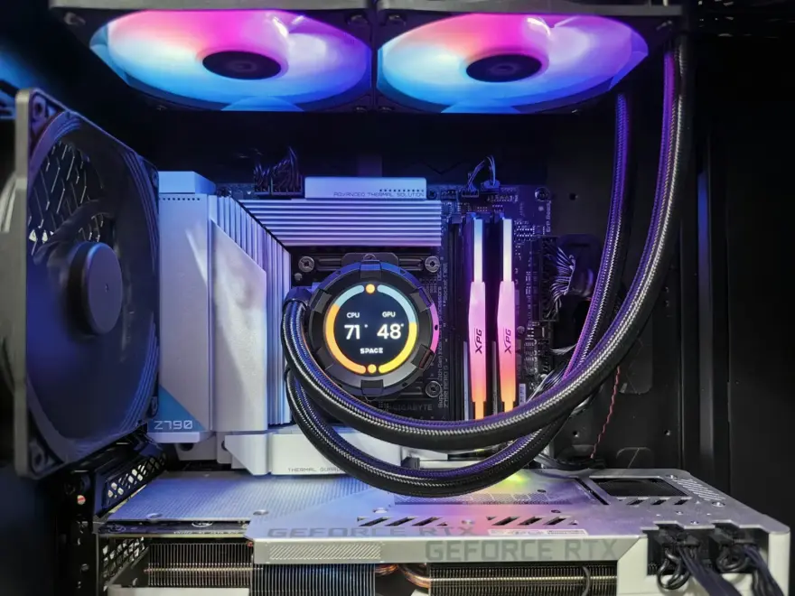 AIO-Wasserkühlung im PC mit Radiator, Pumpe und Schläuchen