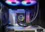 AIO-Wasserkühlung im PC mit Radiator, Pumpe und Schläuchen