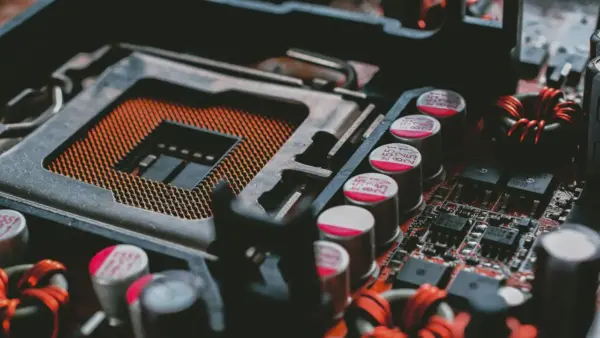 Detailaufnahme eines modernen Mainboards mit CPU-Sockel