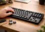 Mechanische Tastatur mit sichtbaren Keycaps auf einem Schreibtisch