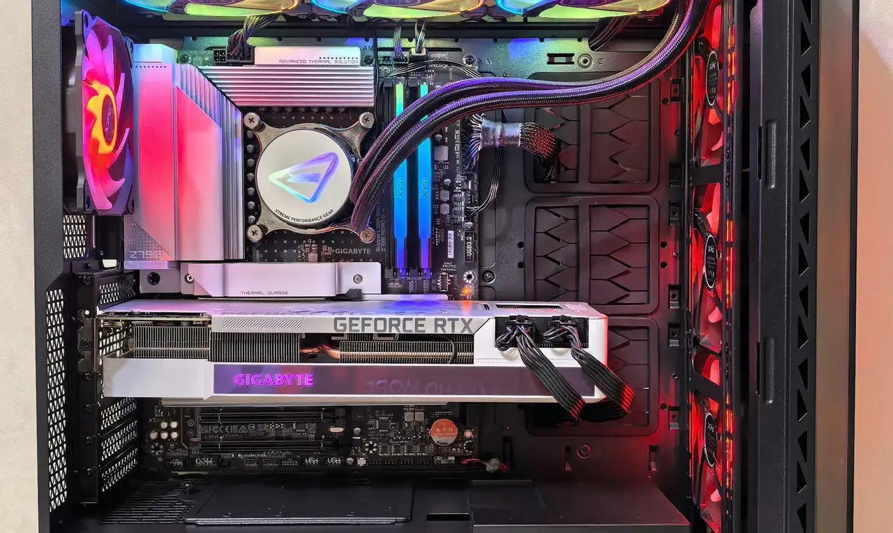 Moderne PC-Hardware mit aktueller Kühlung und Grafikkarte