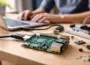 Raspberry Pi als kompakter Einplatinencomputer auf einem Schreibtisch