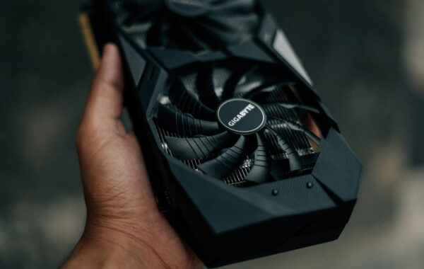 Moderne Gigabyte Grafikkarte mit zwei Lüftern in der Hand gehalten