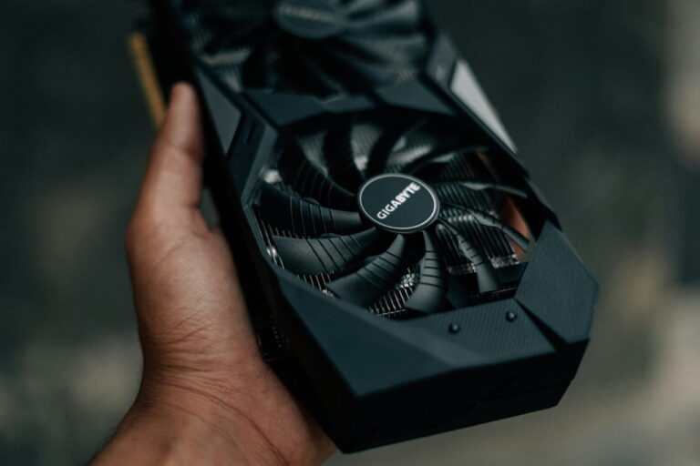 Moderne Gigabyte Grafikkarte mit zwei Lüftern in der Hand gehalten