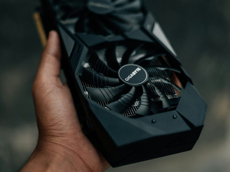 Moderne Gigabyte Grafikkarte mit zwei Lüftern in der Hand gehalten