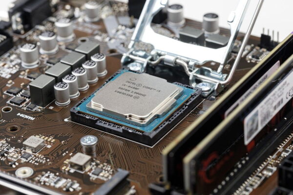 CPU als zentrale Recheneinheit auf dem Mainboard im PC eingebaut CPU Prozessor im Sockel auf Mainboard neben Arbeitsspeicher installiert