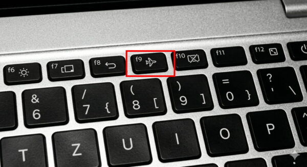 Flugmodus Taste auf Laptop Tastatur mit Flugzeug Symbol F9