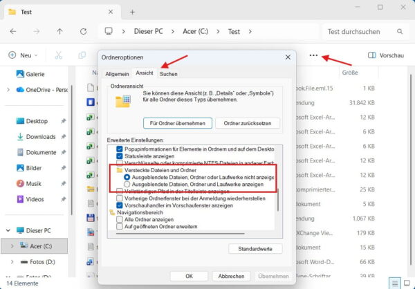 Screenshot der Windows 11 Ordneroptionen: Rote Rahmen zeigen den Klickpfad über 'Ansicht' zum Anzeigen von versteckten Dateien, Ordnern und Laufwerken im File Explorer.
