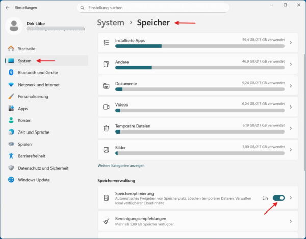 Windows 11 Speicherplatz freigeben und optimieren Screenshot der Windows 11 Einstellungen unter System > Speicher. Rote Pfeile markieren den Menüpunkt Speicher und den Schalter zur Aktivierung der Speicheroptimierung.