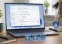 Laptop mit Windows Hello Anmeldeoptionen für PIN, Fingerabdruck und Gesichtserkennung unter Windows 11