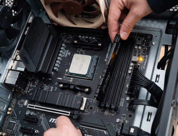 Mainboard startet nicht: RAM-Riegel prüfen, während die DRAM-LED auf dem Mainboard leuchtet