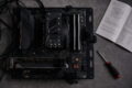 Mainboard startet nicht: Debug-LED und Fehlercode auf einem offenen PC-Mainboard