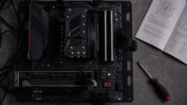 Mainboard startet nicht: Debug-LED und Fehlercode auf einem offenen PC-Mainboard