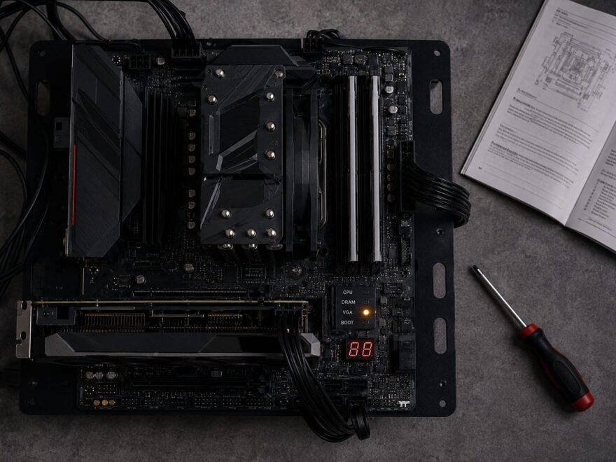Mainboard startet nicht: Debug-LED und Fehlercode auf einem offenen PC-Mainboard