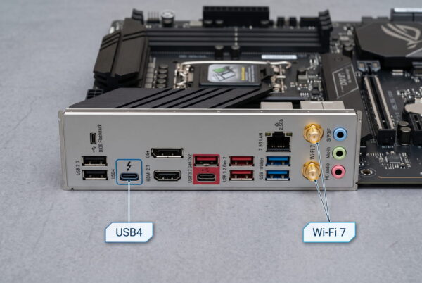 USB4 und Wi-Fi 7 am Mainboard erkennen USB4 und Wi-Fi 7 Anschlüsse auf der I/O-Blende eines modernen Mainboards